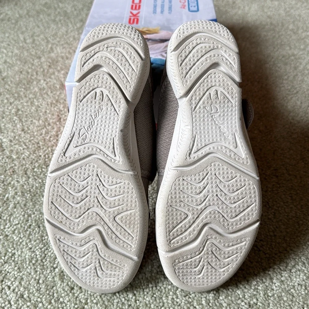 Women’s Skechers shoes. Taupe. Size 7 - Picture 4 of 7